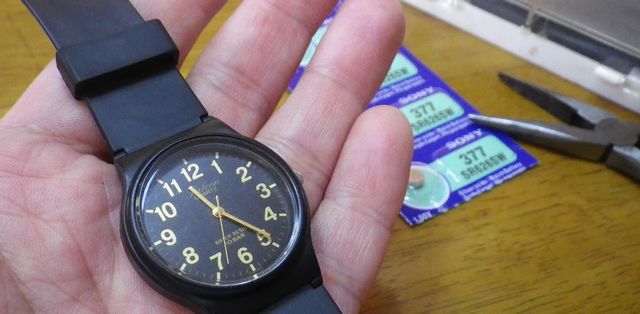 時計電池は自分で交換できるぞ 時計ドライバーと電池だけ 時計電池は自分で交換できるぞ 時計ドライバーと電池だけ