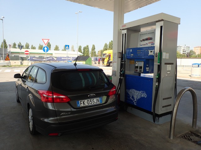 イタリアでガソリンの入れ方