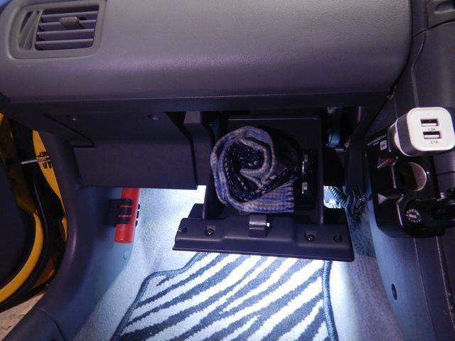 グローブボックス