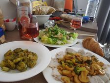 旅行先では自炊をして料理をしてみよう!【地元食材チェック・豪華・食費節約】