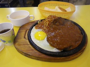 台湾遠征DAY1:今日の宿は宜蘭市、ディナーは牛排!